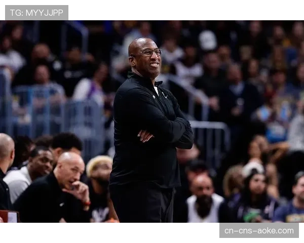 场边视角：国王队主帅迈克·布朗因不满球队防守松散，怒摔战术板。